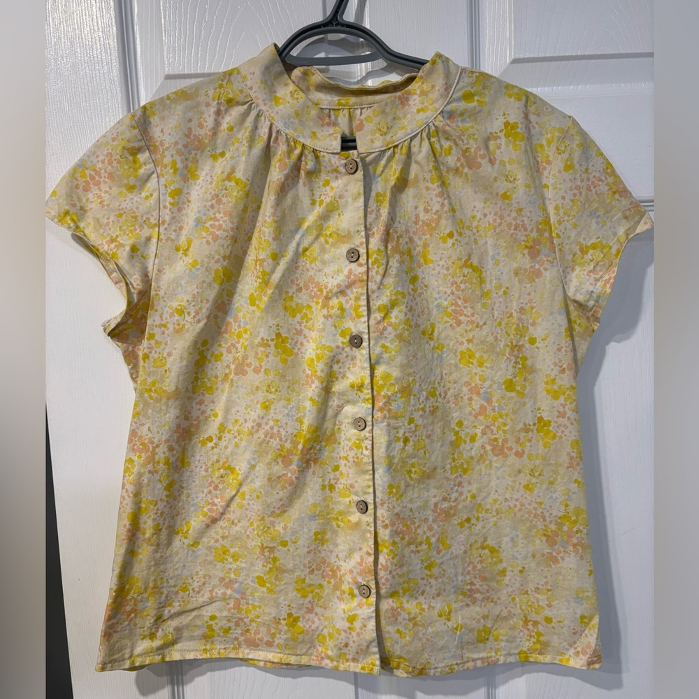 Button-Down Floral Short-Sleeve Top in Yellow and Cream